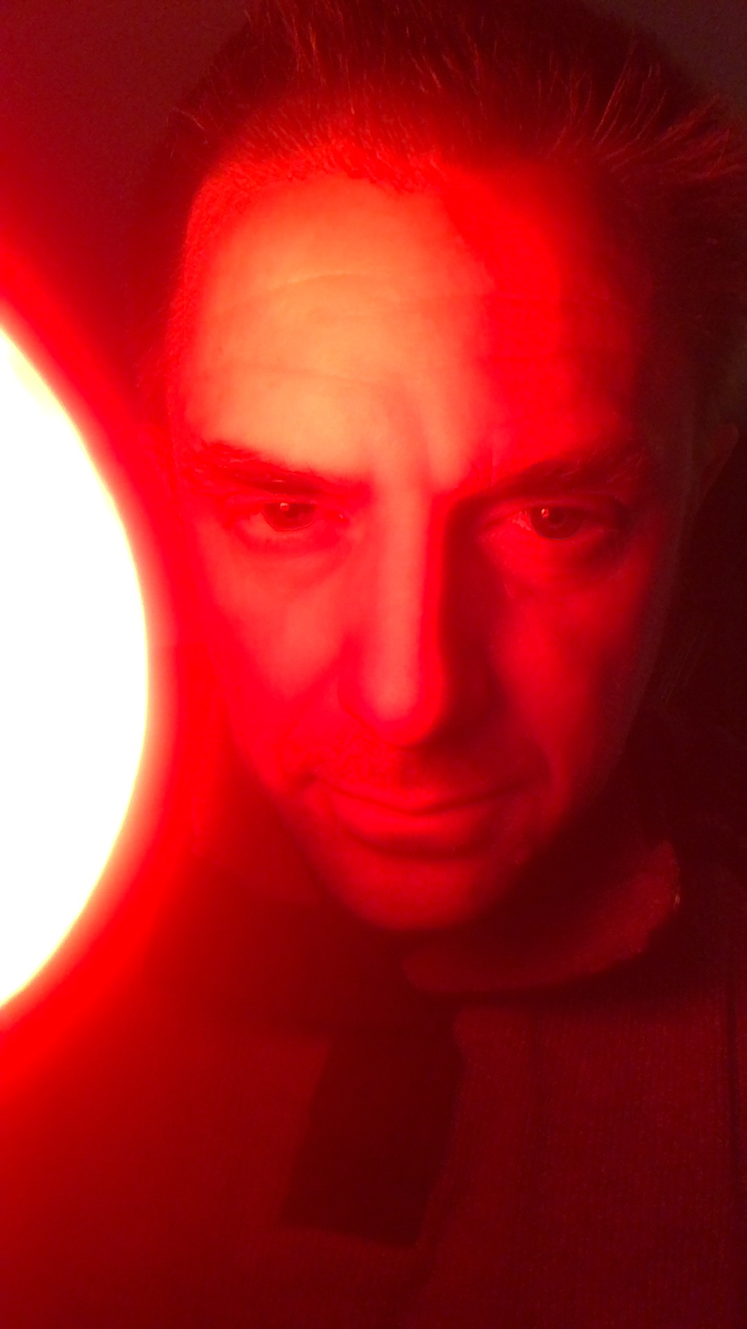 LEON NEIMAD : La lumière rouge