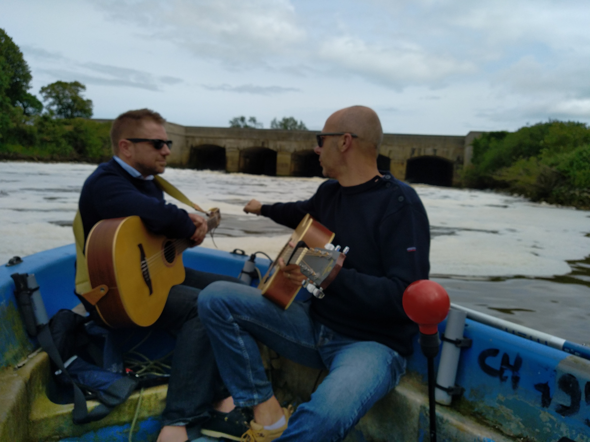 LEON NEIMAD dans un vieux bateau